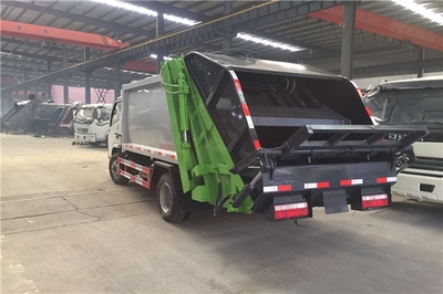 东风多利卡5方与8方侧装压缩垃圾车 车辆物流与高效清运解决方案